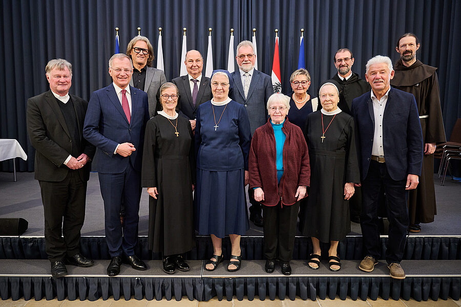 Elf Entwicklungshelfer:innen und Missionar:innen aus Oberösterreich sind von Landeshauptmann Thomas Stelzer (vorne, 2.v.l.) ausgezeichnet worden, darunter auch sechs Ordensleute.