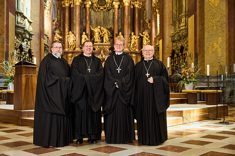 Prior P. Michael Hüttl (Stift Altenburg), Abtpräses Johannes Perkmann (Stift Michaelbeuern) und Abt Petrus Pilsinger (Stift Seitenstetten) (v.l.) bildeten das Wahlpräsidium.