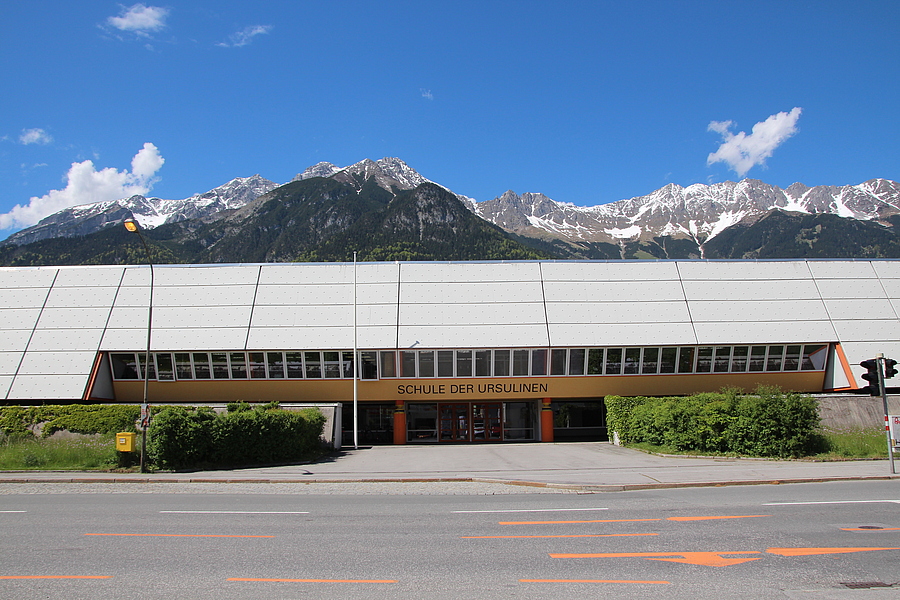 Die Schule der Ursulinen in Innsbruck sticht durch ihre außergewöhnliche Architektur hervor. 