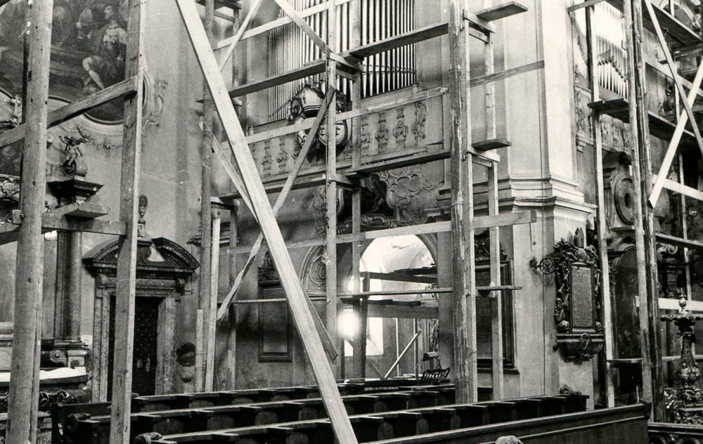 Blick in das eingerüstete südliche Querhaus bei der Innenrenovierung 1957/58 (ASP, Foto B 403).