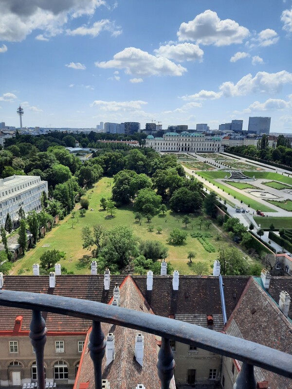 Ausblick von der Kuppel der Klosterkirche Richtung Süden auf den Klostergarten und das Obere Belvedere 
