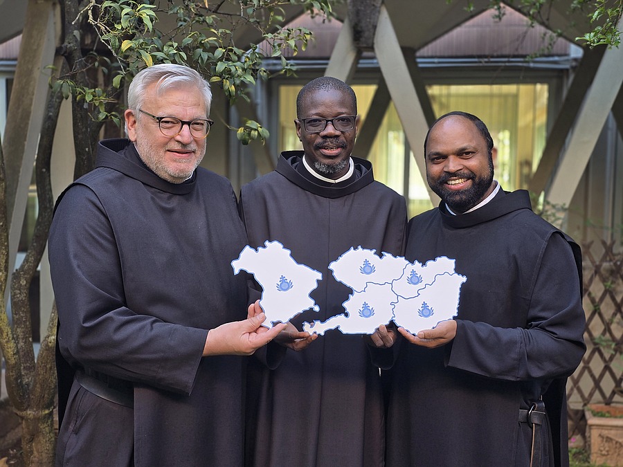 Frater Pascal Ahodegnon (Mitte), Generalprior des Ordens der Barmherzigen Brüder, mit dem bayerischen Provinzial Frater Rudolf Knopp (l.) sowie dem österreichischen Provinzial Frater Saji Mullankuzhy (r.) mit einer symbolischen Landkarte der künftige / Barmherzige Brüder Frater Pascal Ahodegnon (Mitte), Generalprior des Ordens der Barmherzigen Brüder, mit dem bayerischen Provinzial Frater Rudolf Knopp (l.) sowie dem österreichischen Provinzial Frater Saji Mullankuzhy (r.) mit einer symbolischen Landkarte der künftige