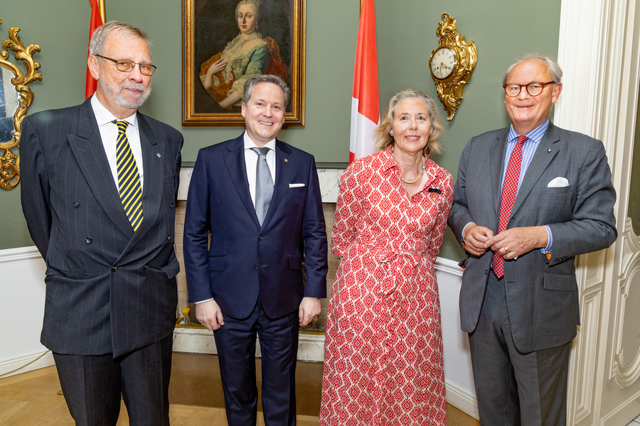 Beim Empfang des Souveränen Malteser-Ritter-Ordens (v.r.n.l.): Botschafter Sebastian Prinz von Schoenaich-Carolath mit seiner Gattin, der Gesandte und bevollmächtigte Minister der Botschaft, Constantin Hoheneck, und Fra‘ Gottfried Kühnelt-Leddihn, Gr