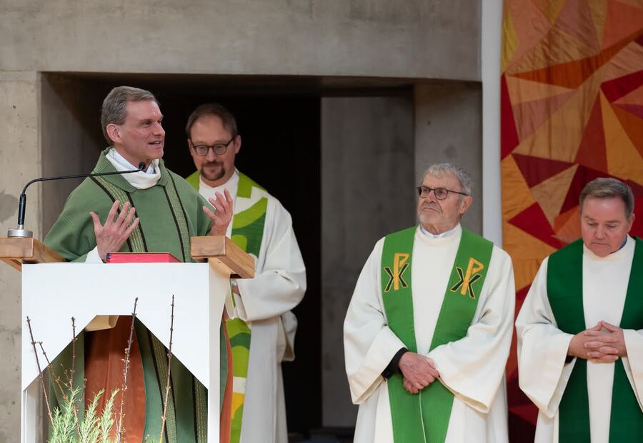 Österreich, Wien - 4. Februar 2024 - P. Markus Schmidt SJ legt am Sonntag, 4. Februar, um 10 Uhr im Rahmen der Pfarrmesse der Pfarre Lainz-Speising seine Letzten Gelübde ab. Anwesend ist P. Bernhard Bürgler SJ, Provinzial (Foto: Ruth Brožek).