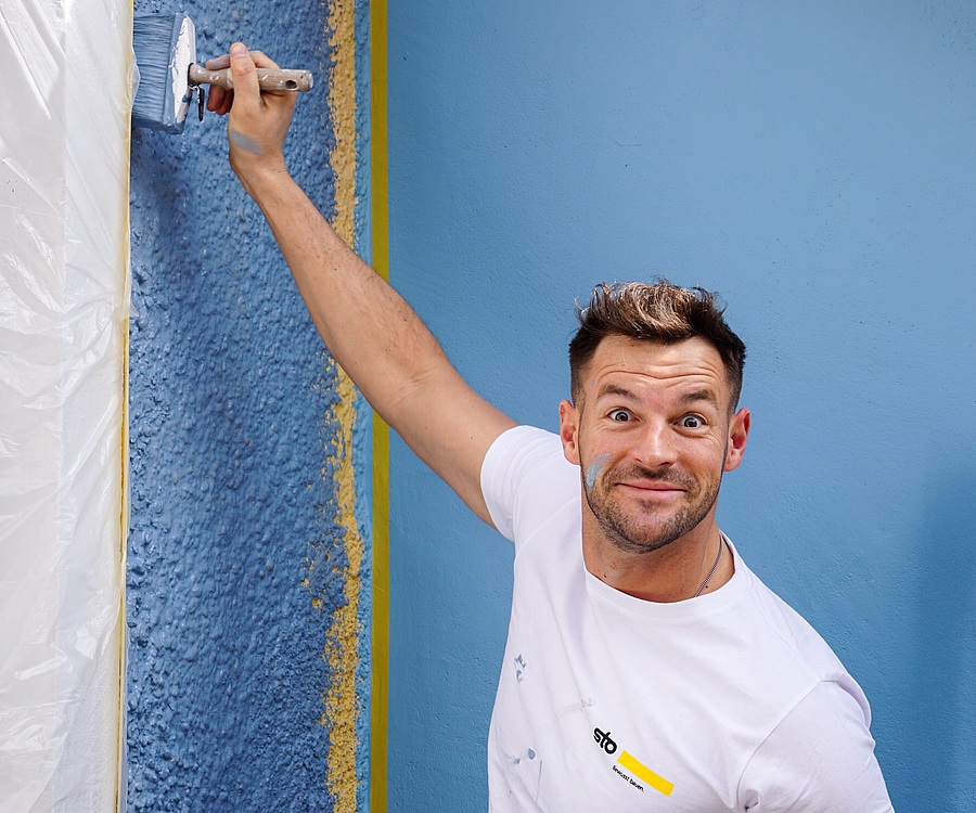 Musiker und Kabarettist Paul Pizzera verpasste der Fassade des Himmelshafens einen neuen Anstrich.