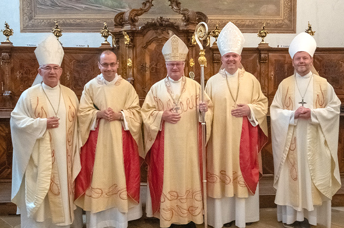 Bild: v.l.n.r. P. Stephan Daniel Eberhardt, Abt Nikolaus Thiel - Stift SchlierbachPater Stephan Daniel Eberhardt wurde durch Bischof Manfred Scheuer im Stift Schlierbach zum Priester geweiht.Foto Jack Haijes