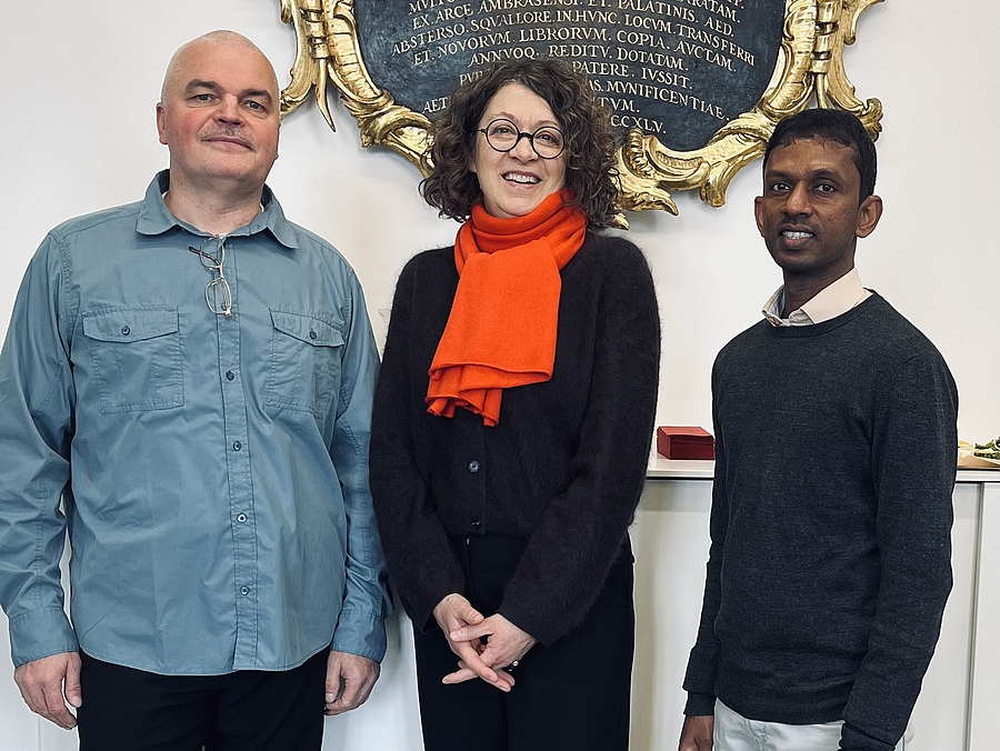 Bibliotheksleiterin Eva Ramminger dankte Provinzial P. Anthony Raj OSM und Prior Fr. Fero Bachorik OSM für die Überlassung der beiden Sammlungen aus den Konventen Innsbruck und Volders.