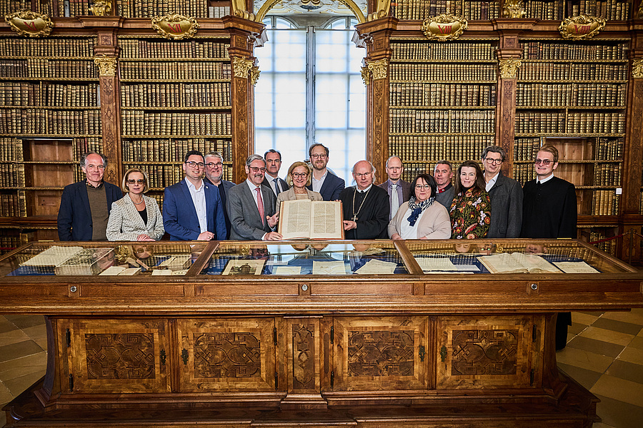 Die Mitglieder des Kuratoriums zur Restaurierung der Stiftsbibliothek Melk tagten am 11. April 2025 unter dem Vorsitz von Landeshauptfrau Johanna Mikl-Leitner (7. v. r.).