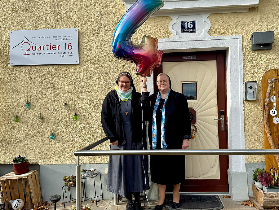 Freuen sich, seit vier Jahren Frauen in Not helfen zu können: Sr. Angelika Garstenauer (r.), Vereinsobfrau Quartier 16 und Generaloberin der Franziskanerinnen von Vöcklabruck, und Sr. Ida Vorel, Leiterin Quartier 16.