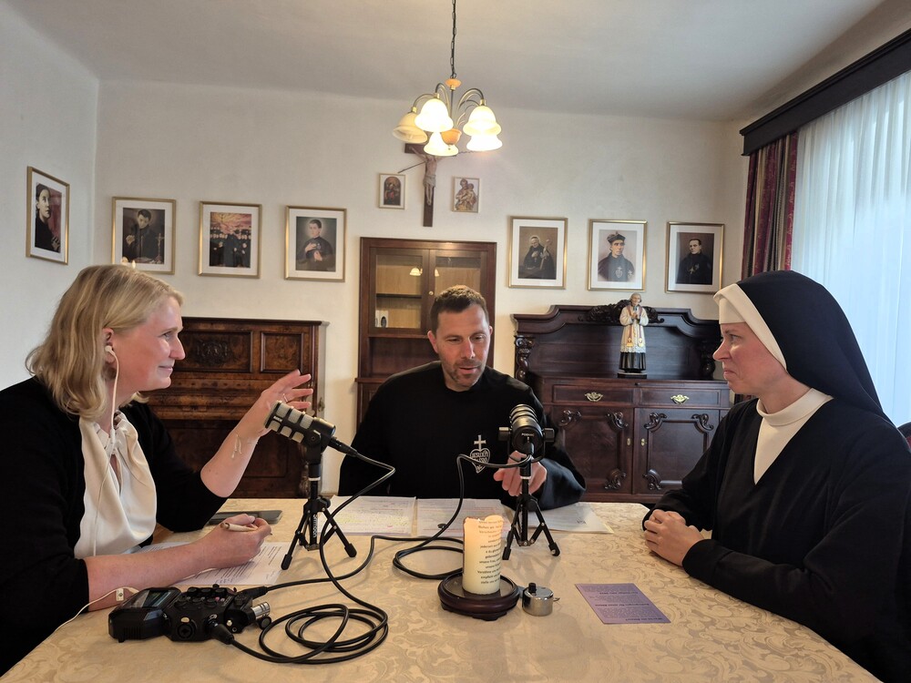 Podcastaufnahme mit P. Markus M. Seidler und Sr. M. Pauline Jacobi / ÖOK/km Passionistenkloster Maria Schutz