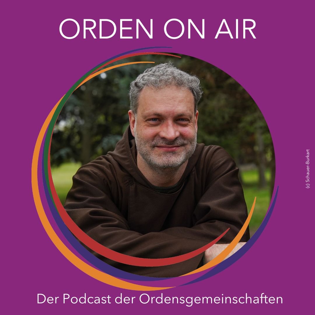 Br. Michael Maldacker in brauner Ordenskutte im Garten der Kapuziner