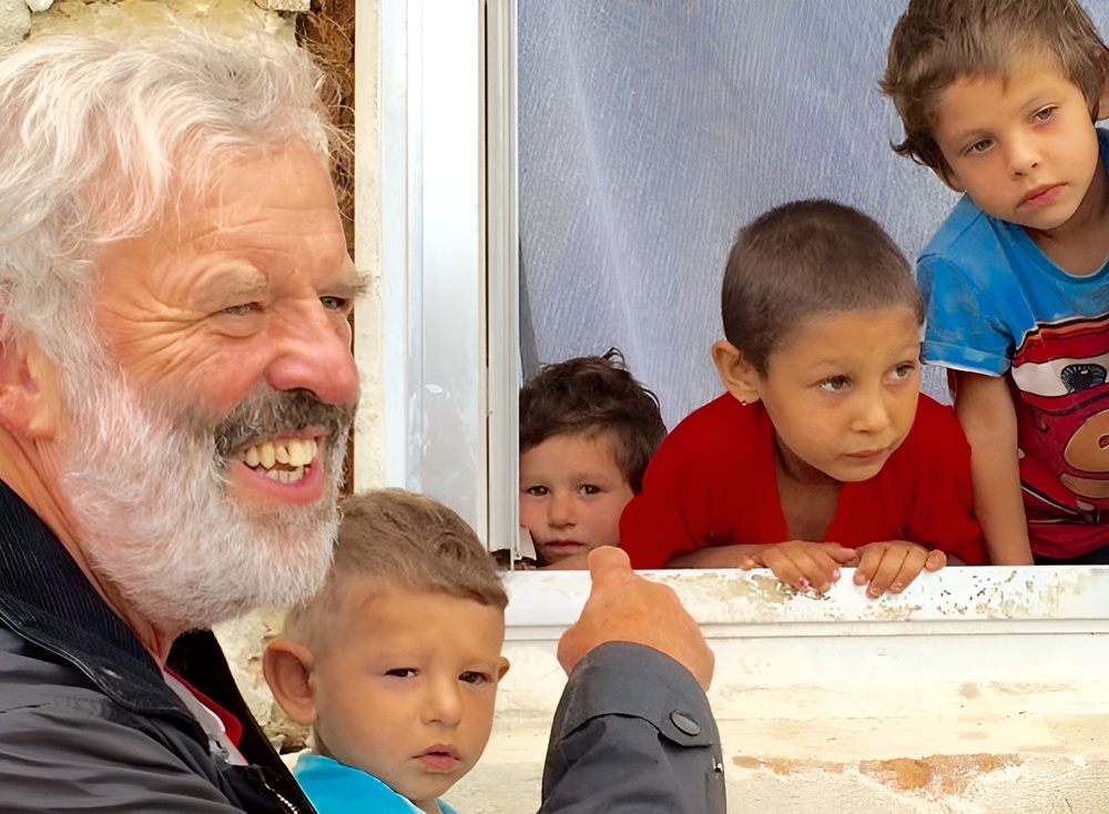 P. Georg Sporschill SJ mit Kindern des Eliah-Projektes