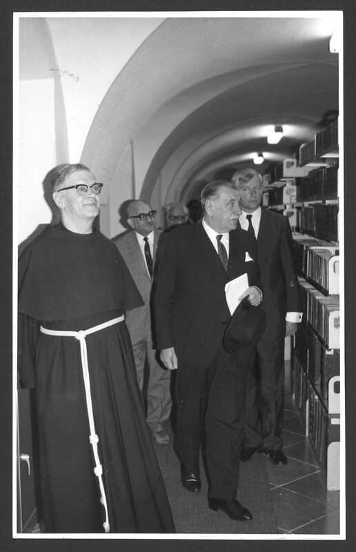 Abb. 2: P. Landulf Honickel führt durch die von ihm kuratierte Ausstellung der Zentralbibliothek und des Archivs der Minoriten in Wien, 1978. / Zentralbibliothek und Archiv der Minoriten Wien Abb. 2: P. Landulf Honickel führt durch die von ihm kuratierte Ausstellung der Zentralbibliothek und des Archivs der Minoriten in Wien, 1978.