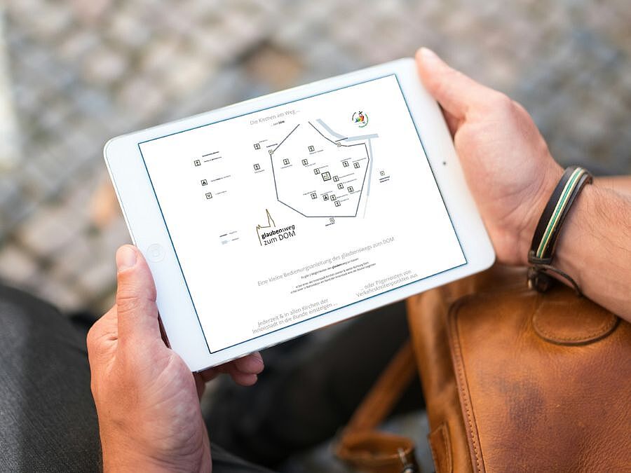 Die Videos in den einzelnen Kirchen am Weg können auf der Website der Kirchbesuch.app direkt vor Ort am Smartphone oder Tablet angeschaut werden.