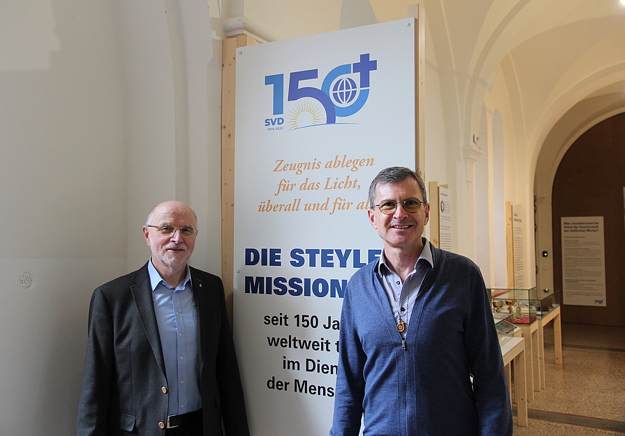 Rektor P. Franz Pilz und Provinzial P. Christian Stranz bei der Eröffnung der Jubiläumsausstellung der Steyler Missionare.