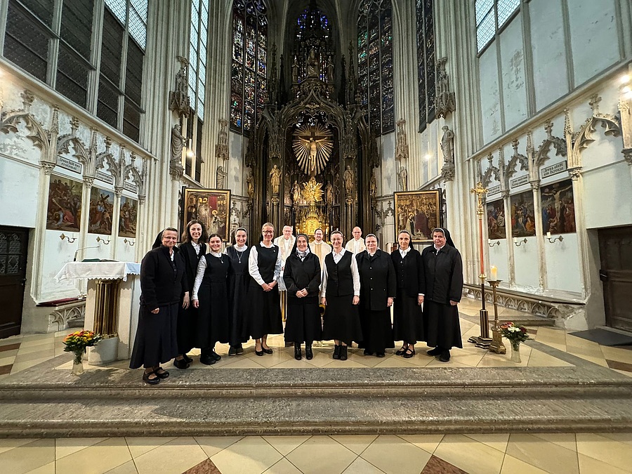 Trotz der schwierigen Wetterbedingungen zum Zeitpunkt der Profess konnten einige Mitschwestern von Sr. M. Kamila Josefína Trojanová aus der Slowakei dabei sein. / Congregatio Jesu Trotz der schwierigen Wetterbedingungen zum Zeitpunkt der Profess konnten einige Mitschwestern von Sr. M. Kamila Josefína Trojanová aus der Slowakei dabei sein.