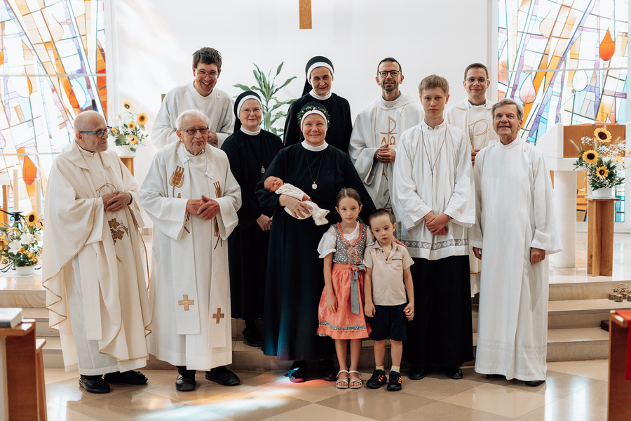 Am 8. September 2024 legte Sr. Isabella Grna (vorne, Mitte) ihre Erste Profess bei den Borromäerinnen ab. Der Wiener Pastoralamtsleiter Markus Beranek (hinten, 2.v.r.) leitete den Gottesdienst.
