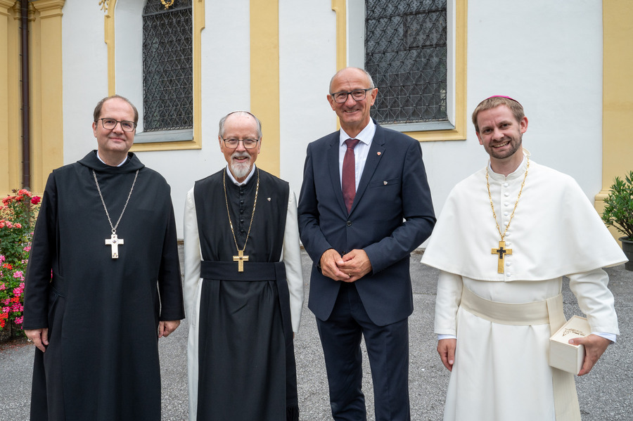 Zahlreiche Festgäste kamen zum Goldenen Priesterjubiläum von Abt German Erd (2.v.l.): Unter anderem der Abt der Benediktinerabtei St. Georgenberg-Fiecht, Jeremias Schröder, Tirols Landeshauptmann Anton Mattle und der Abt von Stift Wilten, Leopold Bau / Diözese Innsbruck/Sigl Zahlreiche Festgäste kamen zum Goldenen Priesterjubiläum von Abt German Erd (2.v.l.): Unter anderem der Abt der Benediktinerabtei St. Georgenberg-Fiecht, Jeremias Schröder, Tirols Landeshauptmann Anton Mattle und der Abt von Stift Wilten, Leopold Bau