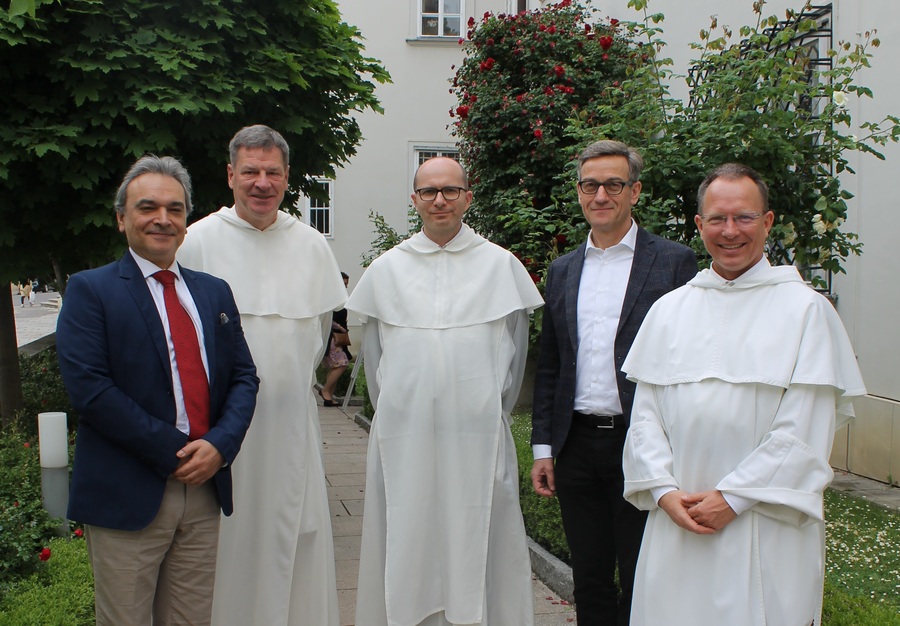 Freuten sich über die ergebnisreiche Tagung (v.l.): Armand Tif (Leiter der Historischen Sammlungen des Dominikanerkonvents Wien), P. Peter Kreutzwald (Provinzial der Dominikanerprovinz des Hl. Albert in Deutschland und Österreich), Viliam Štefan Dóci / Dominikanerkonvent Wien Freuten sich über die ergebnisreiche Tagung (v.l.): Armand Tif (Leiter der Historischen Sammlungen des Dominikanerkonvents Wien), P. Peter Kreutzwald (Provinzial der Dominikanerprovinz des Hl. Albert in Deutschland und Österreich), Viliam Štefan Dóci