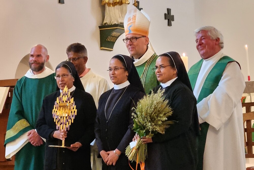 Gruppenfoto in der St.-Anna-Kirche in Reutte / Tomy Mullur Gruppenfoto in der St.-Anna-Kirche in Reutte