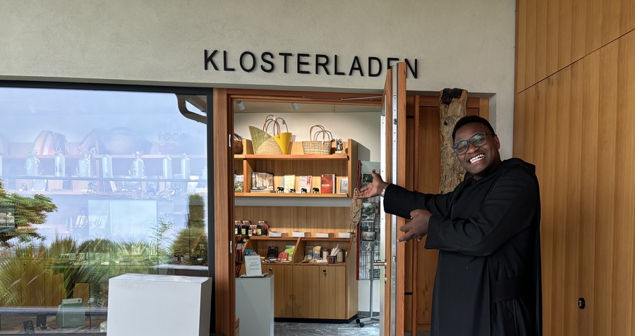 Br. Justus vor dem Klosterladen