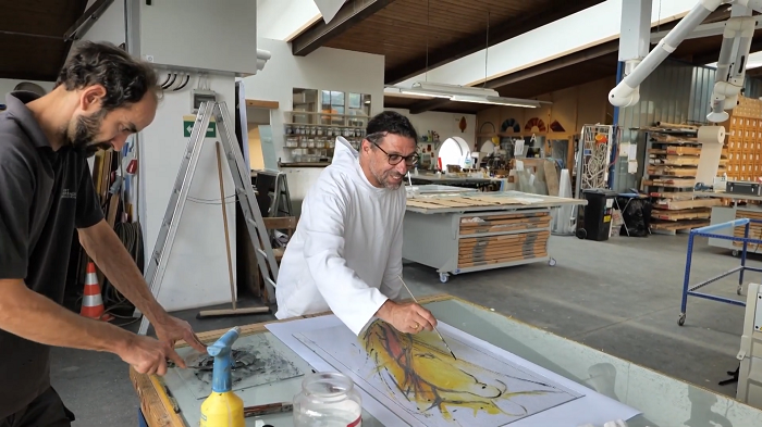 Kunst mit Freiraum: Br. Thomas Hessler leitet die Kunstwerkstätten im Europakloster Gut Aich und versteht es, Spiritualität künstlerisch zeitgemäß zu vermitteln. / YouTube Kunst mit Freiraum: Br. Thomas Hessler leitet die Kunstwerkstätten im Europakloster Gut Aich und versteht es, Spiritualität künstlerisch zeitgemäß zu vermitteln.