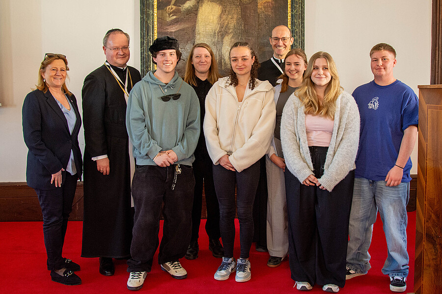 Vizebürgermeisterin Maria Theresia Eder, Propst Anton Höslinger (v.l.) und H. Thaddäus Ploner (hinten) freuten sich mit den Sieger:innen Johannes Gurgisser, Milena Wuketich, Nadine Steinlechner, Hanna Berdan, Florentina Schön und Lukas Ilsinger (v.l. / Stift Klosterneuburg/Christina Hiptmayr Vizebürgermeisterin Maria Theresia Eder, Propst Anton Höslinger (v.l.) und H. Thaddäus Ploner (hinten) freuten sich mit den Sieger:innen Johannes Gurgisser, Milena Wuketich, Nadine Steinlechner, Hanna Berdan, Florentina Schön und Lukas Ilsinger (v.l.