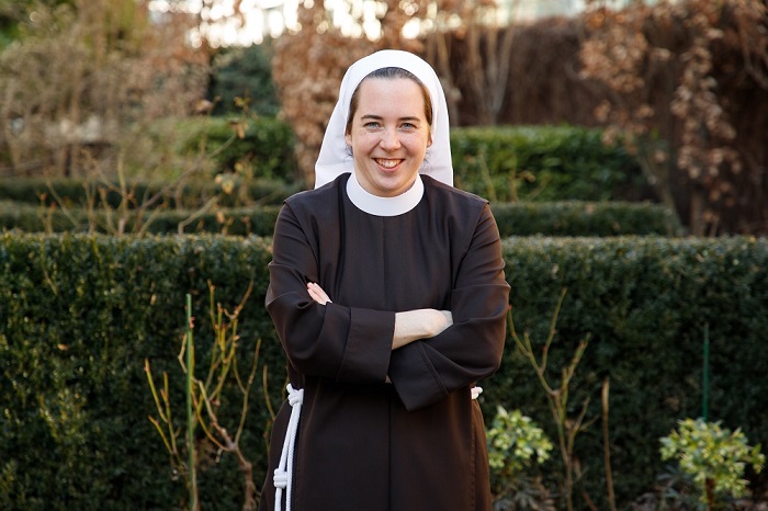 Sr. Helena Fürst von den Elisabethinen im Habit in einem Garten