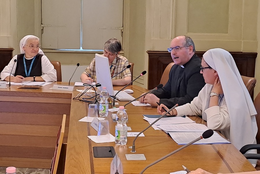 P. Burkhard Feuerstein referierte bei der Tagung in Rom über Konzept und Begriff der kirchlichen Familien.