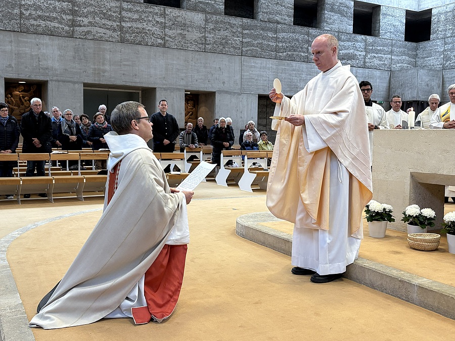 P. Sebastian Maly legte in der Konzilsgedächtniskirche in Wien seine Letzten Gelübde bei den Jesuiten ab. / SJ-Bild P. Sebastian Maly legte in der Konzilsgedächtniskirche in Wien seine Letzten Gelübde bei den Jesuiten ab.