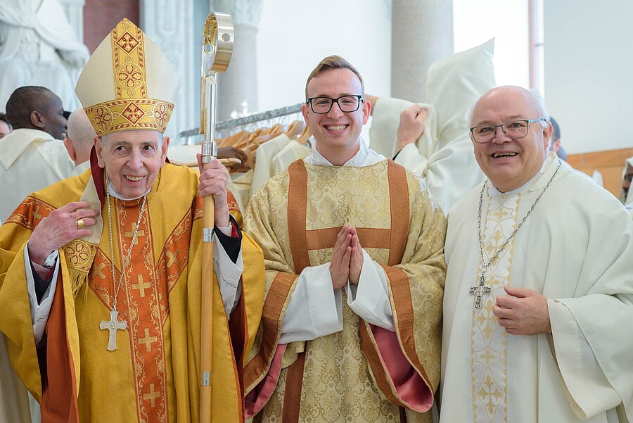 P. Elias Krexner (Mitte) wurde am 23. November 2024 in Rom von Kurt Kardinal Koch (l.) zum Diakon geweiht. Abt Petrus Pilsinger (r.) feierte mit. / Pontificio Collegio Sant' Anselmo P. Elias Krexner (Mitte) wurde am 23. November 2024 in Rom von Kurt Kardinal Koch (l.) zum Diakon geweiht. Abt Petrus Pilsinger (r.) feierte mit.