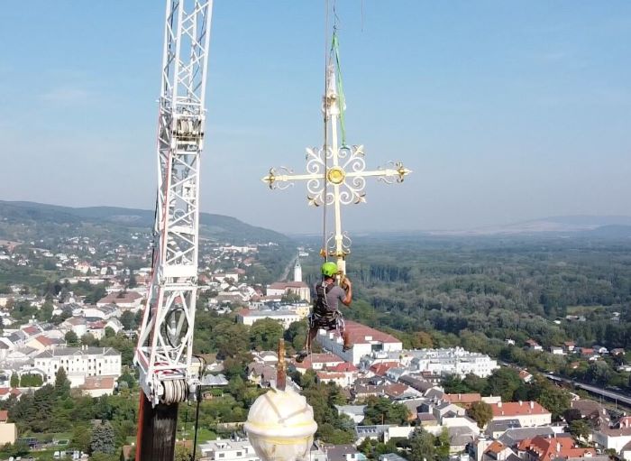 Nichts für schwache Nerven: Die neuen Kreuze wurden in luftiger Höhe auf den beiden Kirchtürmen montiert.
