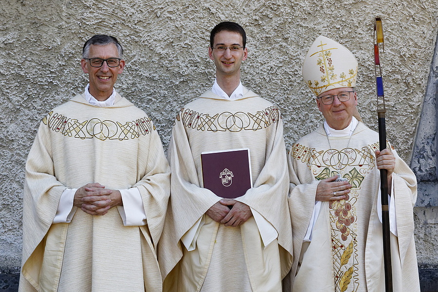 P. Kilian Deppisch (Mitte) wurde am 28. Juni 2025 von Bischof Benno Elbs (r.) zum Priester geweiht. P. Thomas Felder (l.), der international Verantwortliche der Priestergemeinschaft, freute sich mit ihm. / Josef Güfel P. Kilian Deppisch (Mitte) wurde am 28. Juni 2025 von Bischof Benno Elbs (r.) zum Priester geweiht. P. Thomas Felder (l.), der international Verantwortliche der Priestergemeinschaft, freute sich mit ihm.