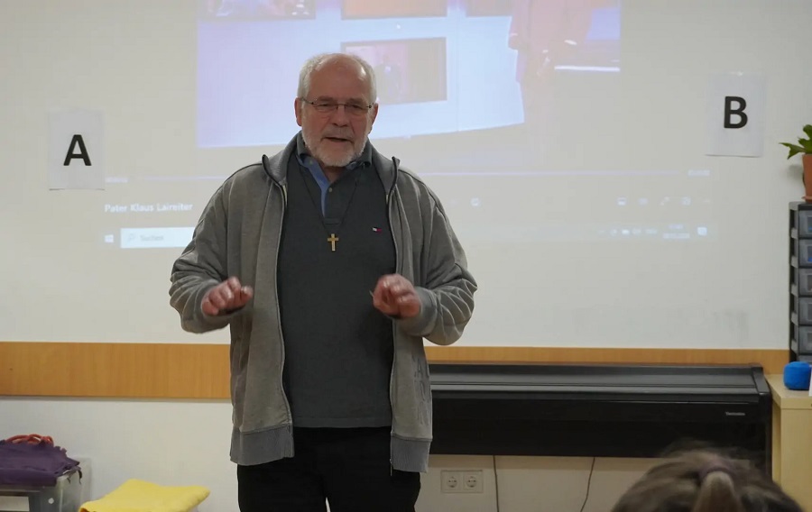 P. Klaus Laireiter erzählte den Schüler:innen von der Bedeutung des „Spirits“ in seiner Karriere im Kampfsport. / P. Nixon Kappalumakkal SVD P. Klaus Laireiter erzählte den Schüler:innen von der Bedeutung des „Spirits“ in seiner Karriere im Kampfsport.