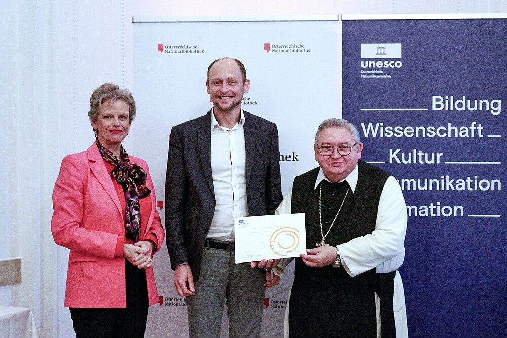 Sabine Haag mit Stiftsarchivar Andreas Gamerith und Abt Johannes Maria Szypulski 