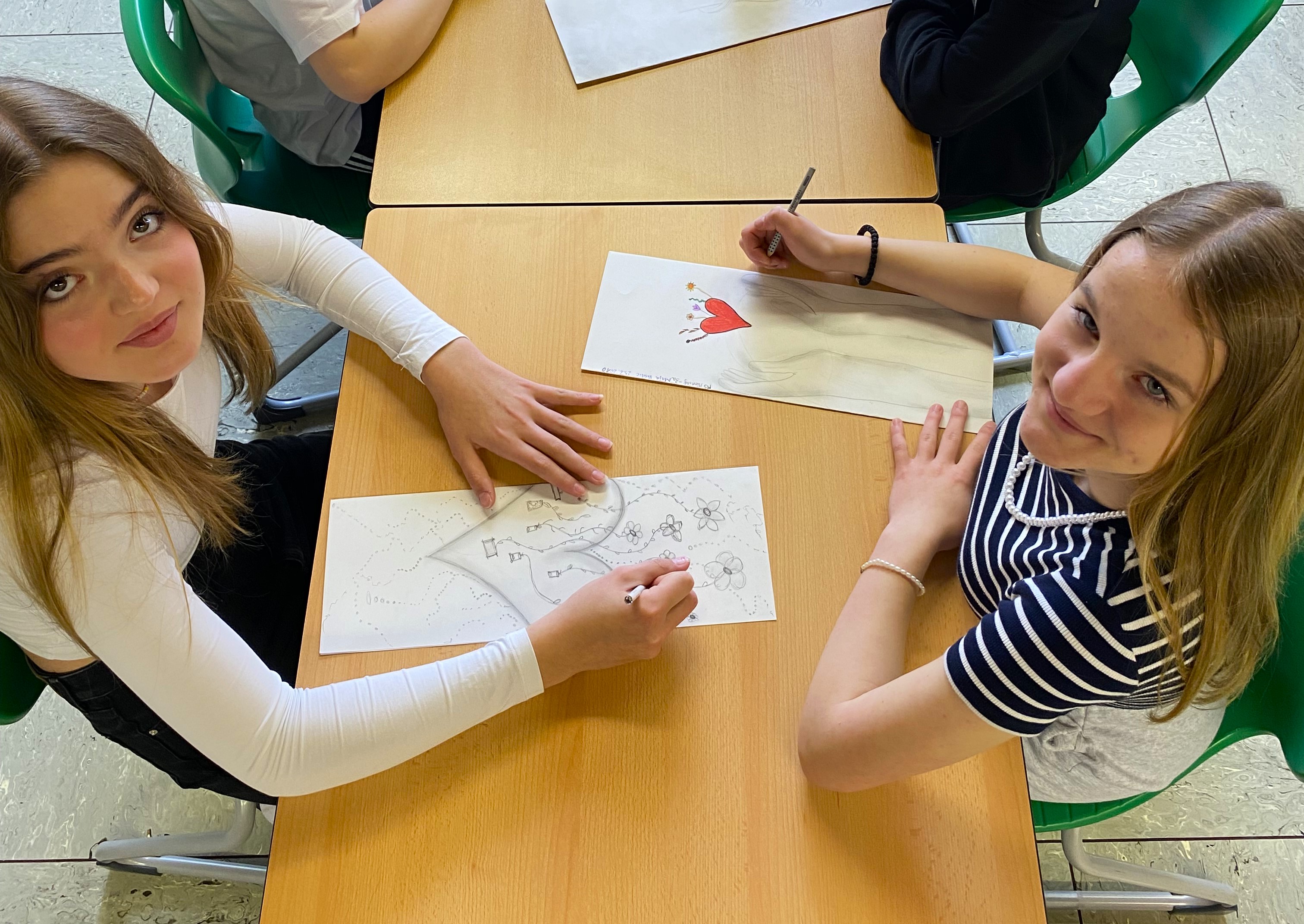 Schüler:innen der MS Mieming in Tirol steuerten einen Teil der Zeichnungen bei / Steyler Missionare Schüler:innen der MS Mieming in Tirol steuerten einen Teil der Zeichnungen bei
