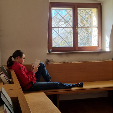 Eine Teilnehmerin des Freiwilligen Ordensjahres beim Beten. 
