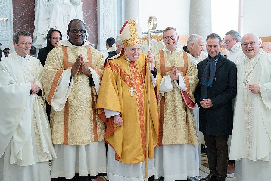 P. Prior Laurentius Resch (1.v.l.), Botschafter Marcus Bergmann (5.v.l.) und Abt Petrus Pilsinger (6.v.l.) feierten mit P. Victor Ugbeide (2.v.l.) und P. Elias Krexner (4.v.l.), die von Kardinal Koch (Mitte) zu Diakonen geweiht wurden. / Pontificio Collegio Sant' Anselmo P. Prior Laurentius Resch (1.v.l.), Botschafter Marcus Bergmann (5.v.l.) und Abt Petrus Pilsinger (6.v.l.) feierten mit P. Victor Ugbeide (2.v.l.) und P. Elias Krexner (4.v.l.), die von Kardinal Koch (Mitte) zu Diakonen geweiht wurden.