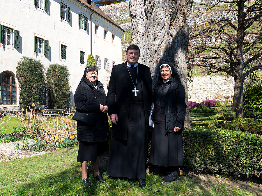 Wurden als Vorsitzende der Südtiroler Ordenskonferenzen bestätigt: Sr. Cristina Irsara und Prälat Eduard Fischnaller, hier zu sehen mit Sr. Mirjam Volgger, Ordensreferentin der Diözese Bozen-Brixen.