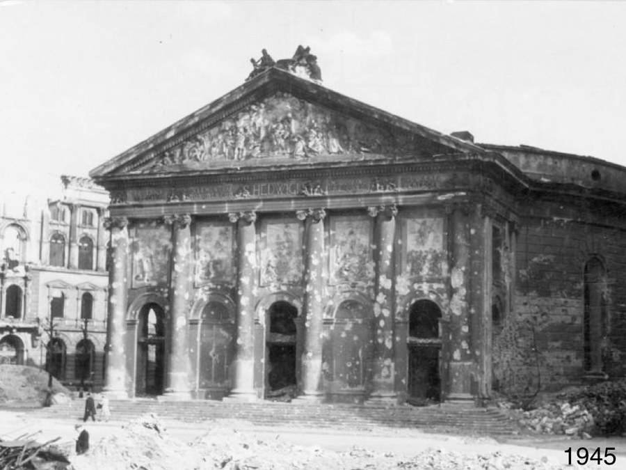 St.-Hedwigs-Kathedrale Berlin, 1945 / Foto: Deutsches Bundesarchiv, Bild 183-1985-1108-514 / Herbst / CC-BY-SA 3.0