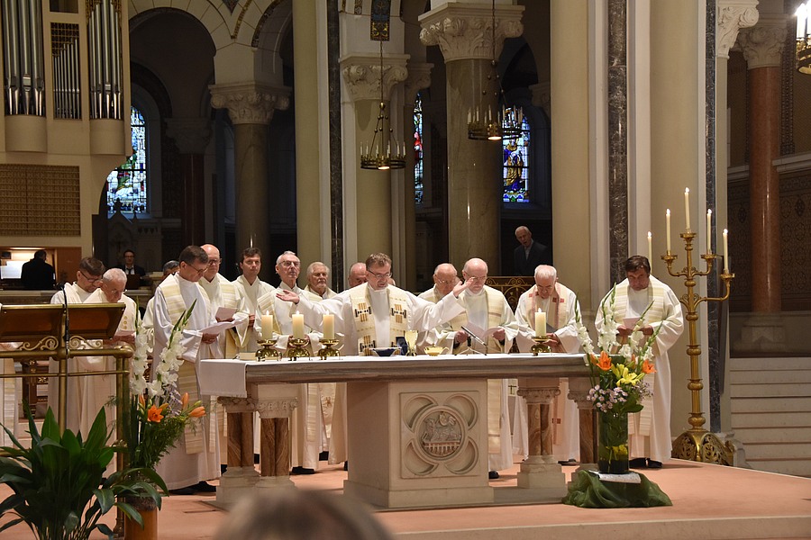 Im Rahmen eines Festgottesdienstes in der Heilig-Geist-Kirche wurde 16 Jubiläen gefeiert. P. Stephan Dähler (vorne) feierte sein Silbernes Priesterjubiläum.