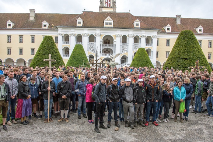 Wallfahrt / © Jack Haijes, Jack Haijes Wallfahrt der Landwirtschafstschulen OÖ, Motto „Der Stein schwimmt“.
Foto: Jack Haijes