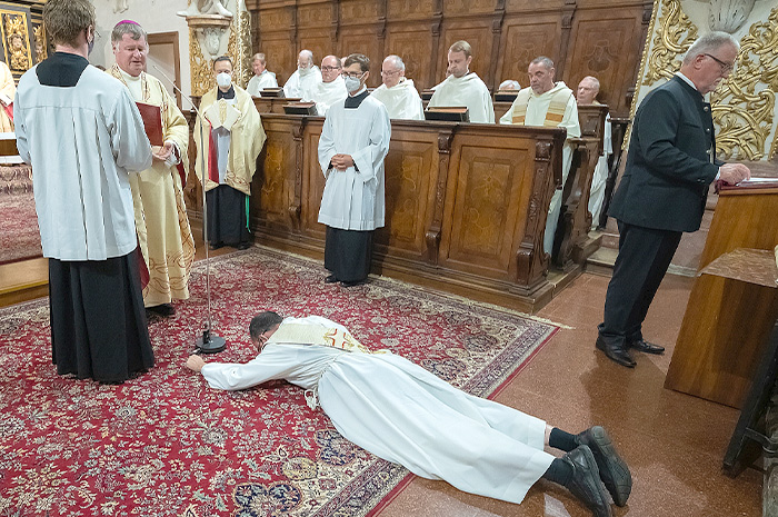Bild: v.l.n.r. P. Stephan Daniel Eberhardt, Abt Nikolaus Thiel - Stift SchlierbachPater Stephan Daniel Eberhardt wurde durch Bischof Manfred Scheuer im Stift Schlierbach zum Priester geweiht.Foto Jack Haijes