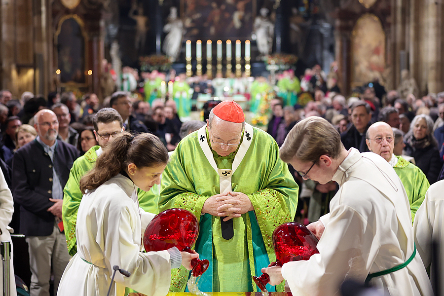 Der Festgottesdienst im Wiener Stephansdom begann mit einem ökumenischen Taufgedächtnis am gläsernen Taufbecken in der Mitte des Domes.