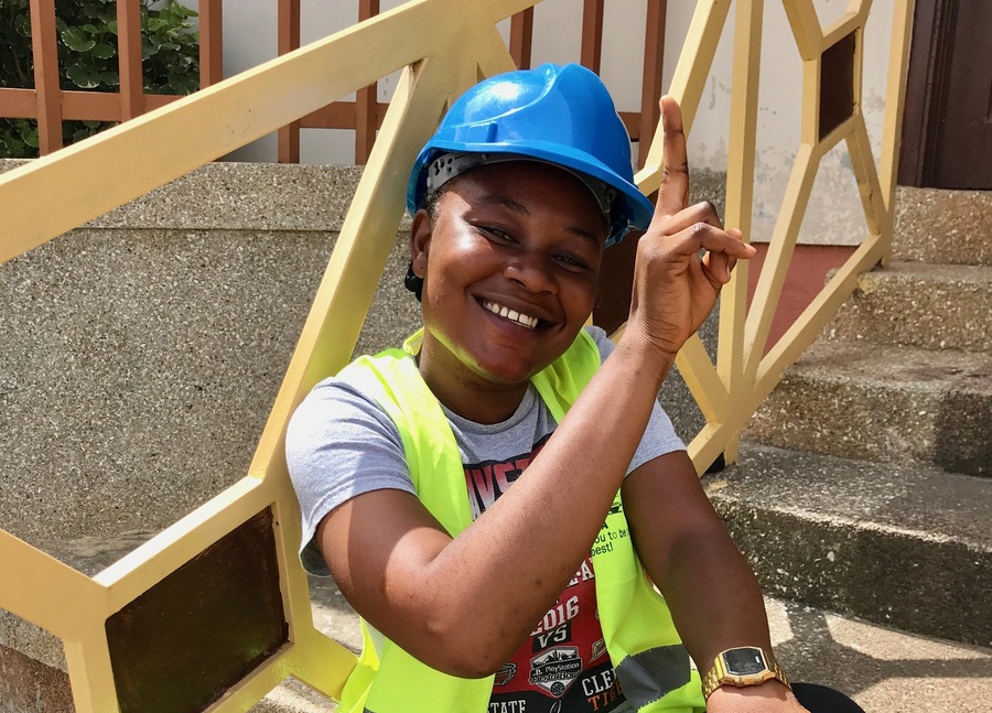 Elizabeth macht im Don Bosco Training Institute Ashaiman, Ghana, eine Ausbildung zur Kranführerin. / Brigitte Sonnberger Elizabeth macht im Don Bosco Training Institute Ashaiman, Ghana, eine Ausbildung zur Kranführerin.