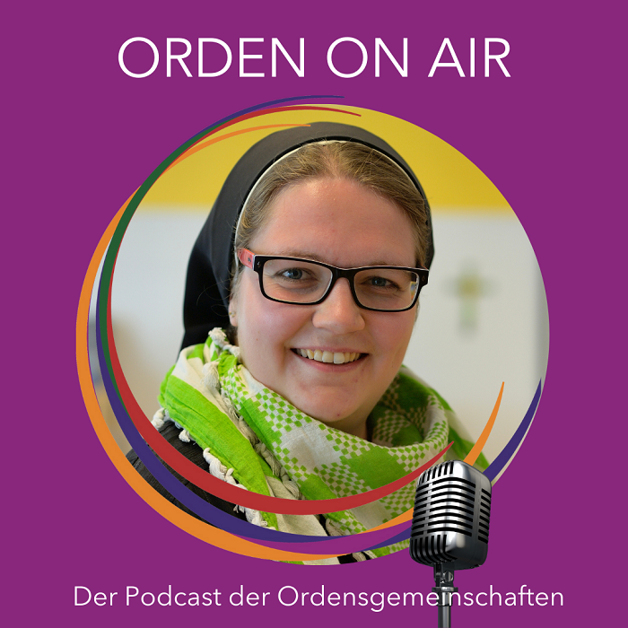 Sr. Ida Vorel lächelnd mit Ordensschleier und grünem Halstuch