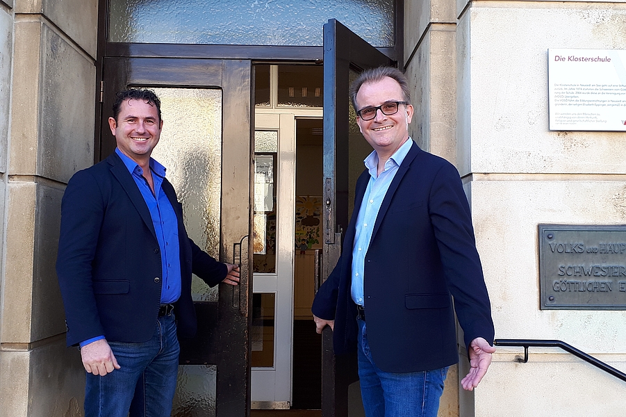 Für die Direktoren Sascha Baumgartner (li.) und Wolfgang Borbely (re.) ist klar, dass in der Klosterschule Neusiedl der Mensch im Mittelpunkt steht.
