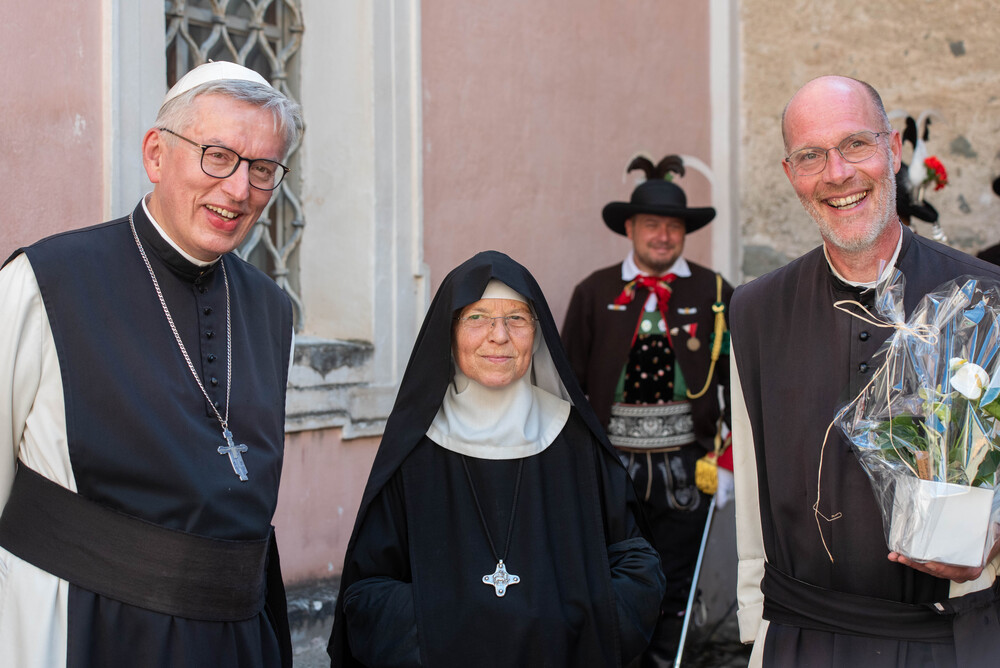 Die letzte Äbtissin von Säben, Ancilla Hohenegger, mit ihren 'Nachfolgern', Abt Maximilian Heim (links) und P. Kosmas Thielmann / Diözese Bozen-Brixen / Thomas Ohnewein Die letzte Äbtissin von Säben, Ancilla Hohenegger, mit ihren 'Nachfolgern', Abt Maximilian Heim (links) und P. Kosmas Thielmann.