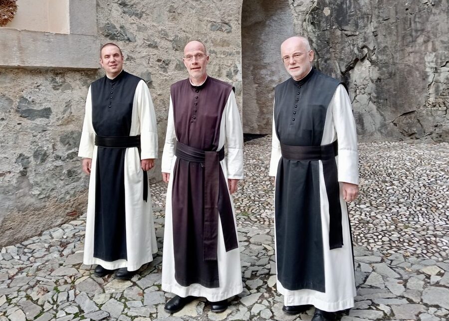 Der Heiligenkreuzer Zisterzienserpater Kosmas Thielmann (Mitte) ist ab 1. September 2024 der neue Pilgerseelsorger im Südtiroler Kloster Säben. / Diözese Bozen-Brixen Der Heiligenkreuzer Zisterzienserpater Kosmas Thielmann (Mitte) ist ab 1. September 2024 der neue Pilgerseelsorger im Südtiroler Kloster Säben.