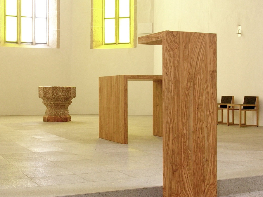 Leo Zogmayer, Altar, Ambo, St. Andreas, Mitterkirchen, 2004 / Foto: Atelier Leo Zogmayer